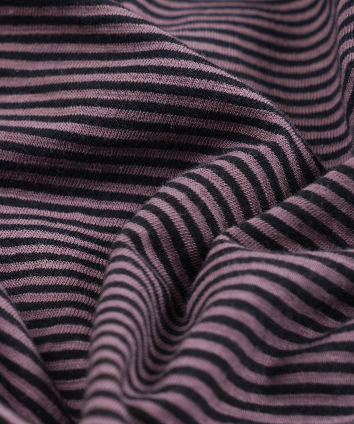 프리즘웍스(FRIZMWORKS) THIN STRIPE HALF TEE _ RED BEAN
