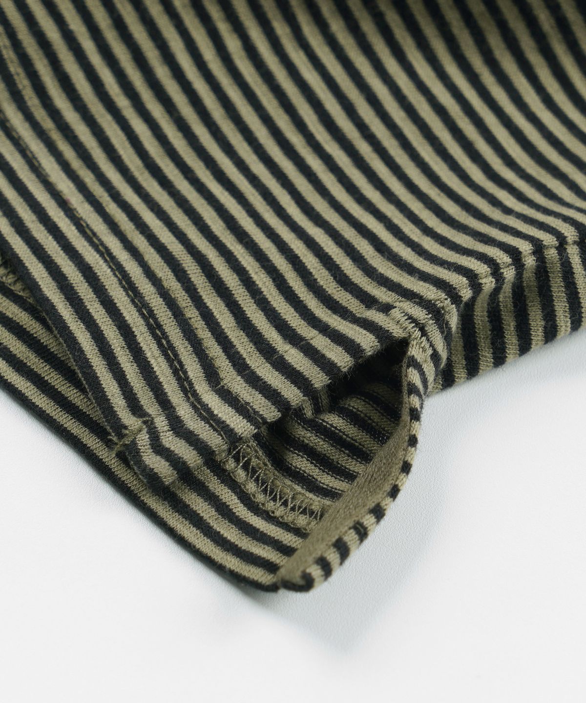 프리즘웍스(FRIZMWORKS) THIN STRIPE HALF TEE _ OLIVE