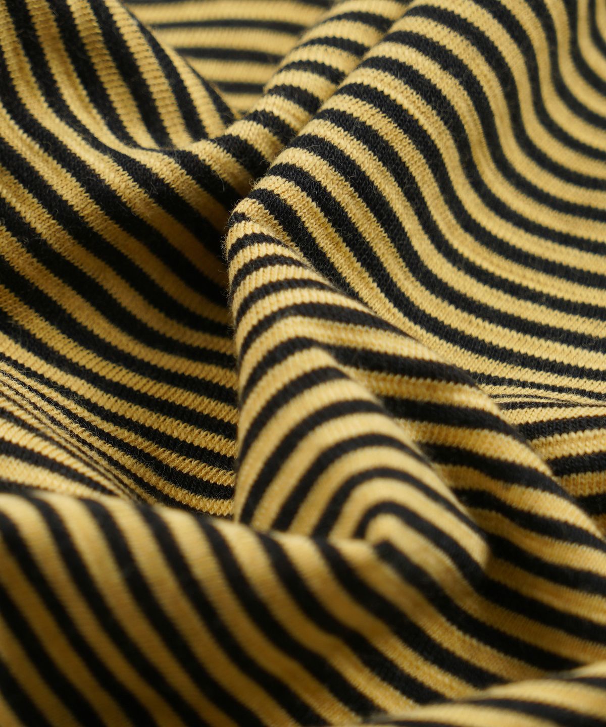 프리즘웍스(FRIZMWORKS) THIN STRIPE HALF TEE _ MUSTARD