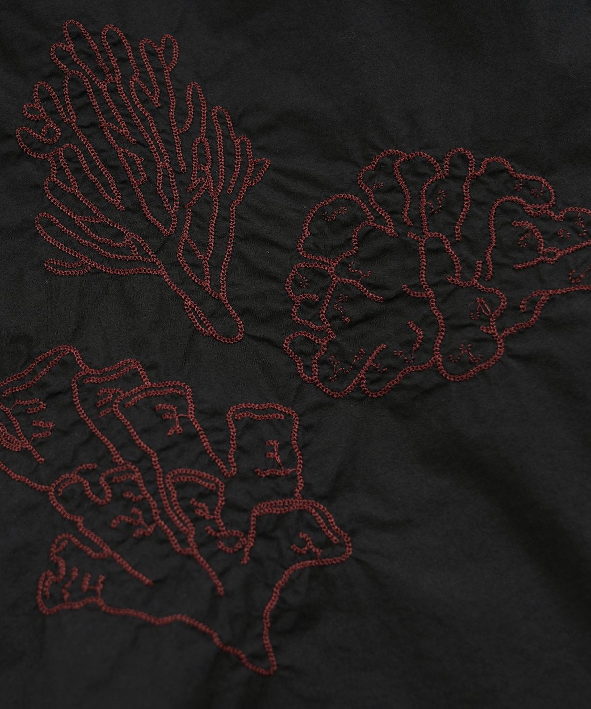 프리즘웍스(FRIZMWORKS) CORAL NEEDLEWORK HALF SHIRT _ BLACK