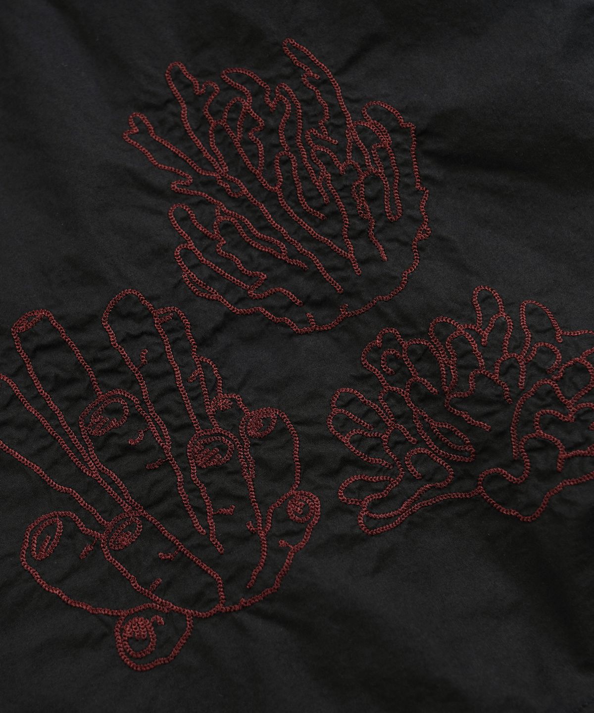 프리즘웍스(FRIZMWORKS) CORAL NEEDLEWORK HALF SHIRT _ BLACK