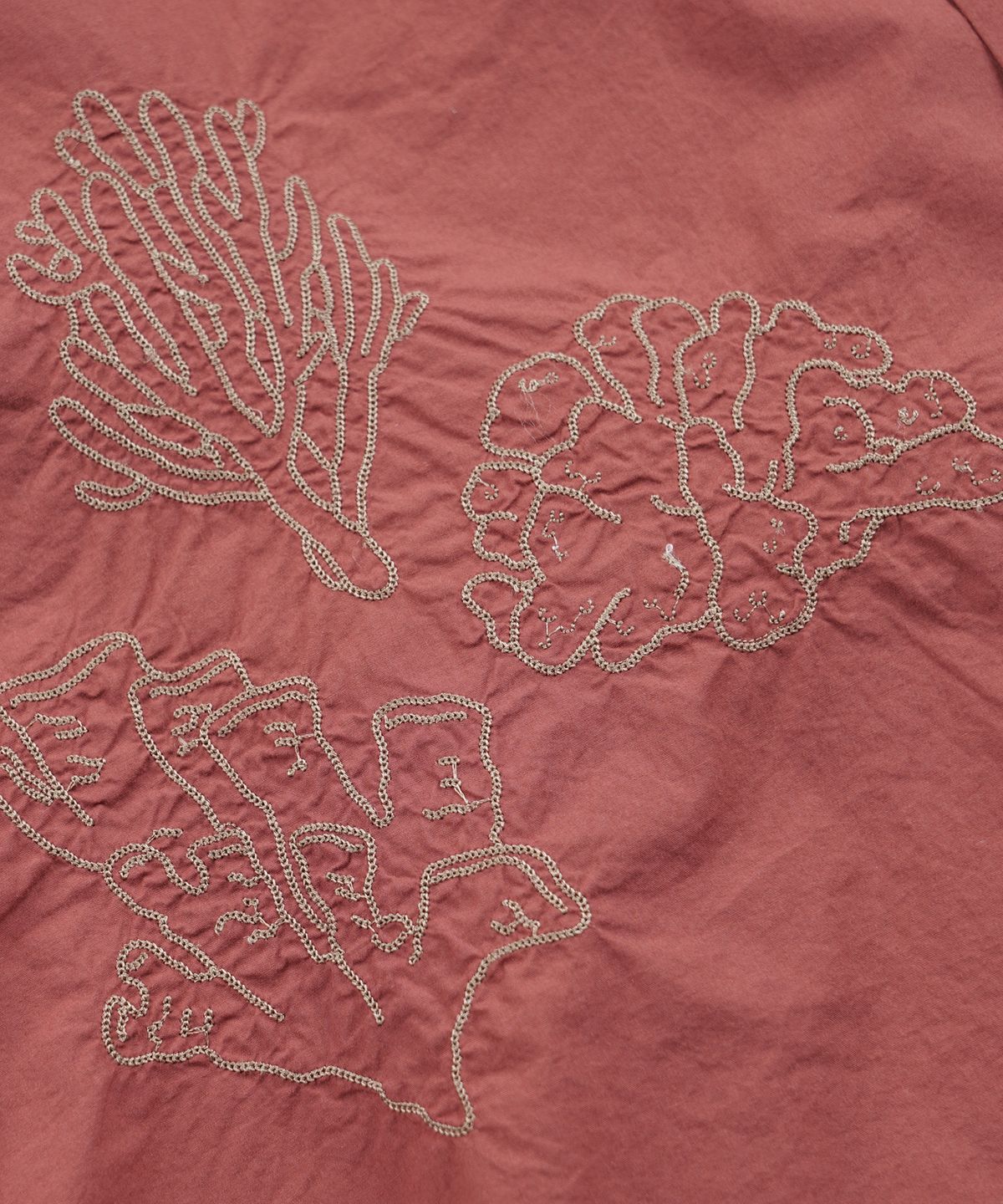 프리즘웍스(FRIZMWORKS) CORAL NEEDLEWORK HALF SHIRT _ BRICK