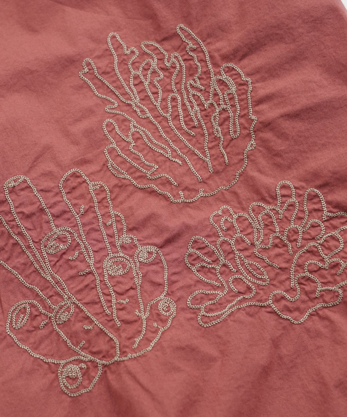 프리즘웍스(FRIZMWORKS) CORAL NEEDLEWORK HALF SHIRT _ BRICK