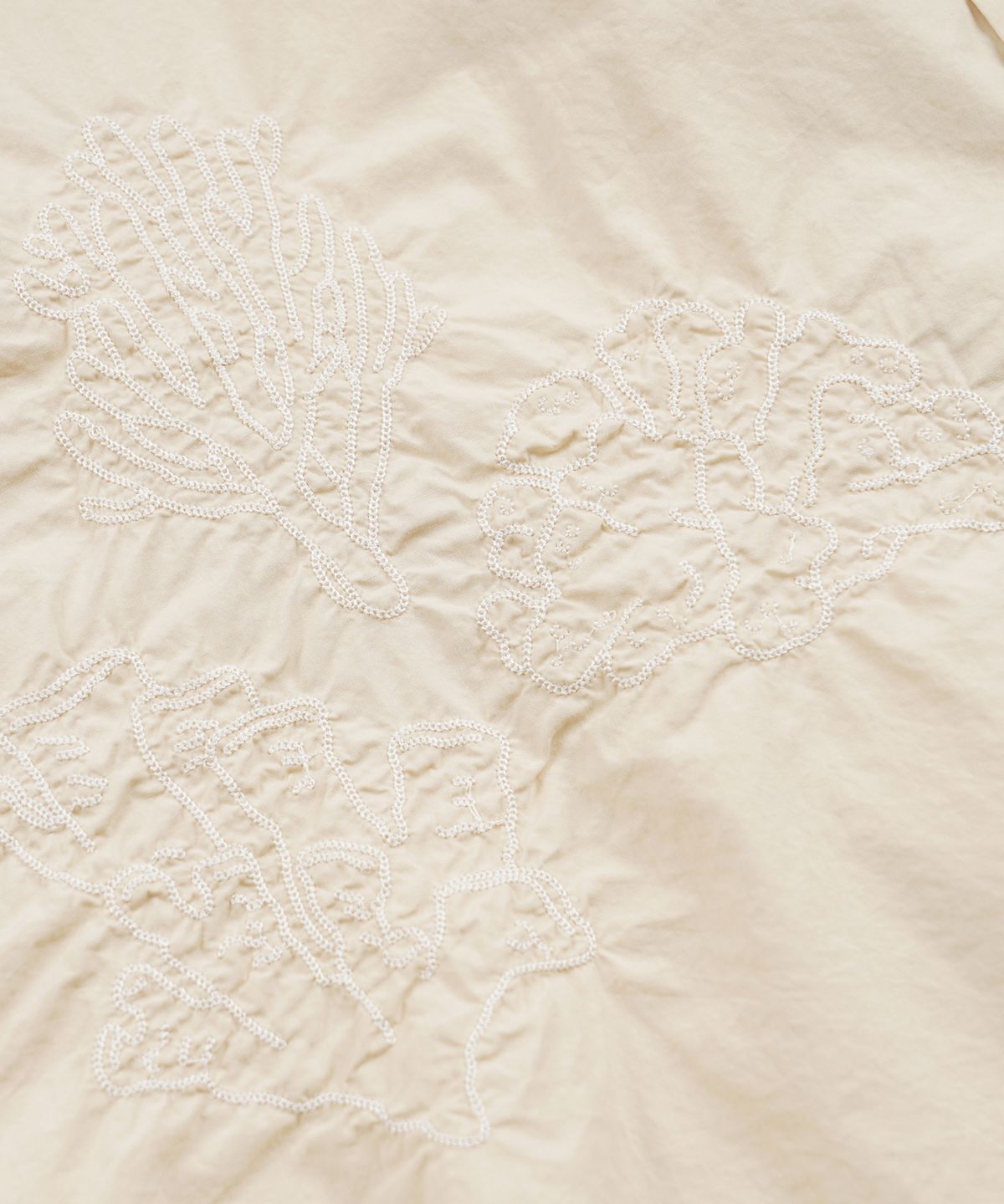 프리즘웍스(FRIZMWORKS) CORAL NEEDLEWORK HALF SHIRT _ IVORY