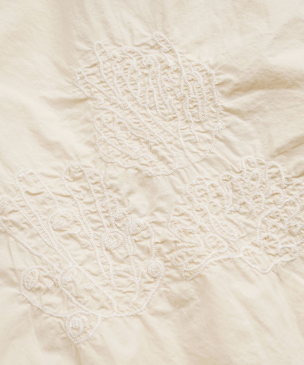 프리즘웍스(FRIZMWORKS) CORAL NEEDLEWORK HALF SHIRT _ IVORY