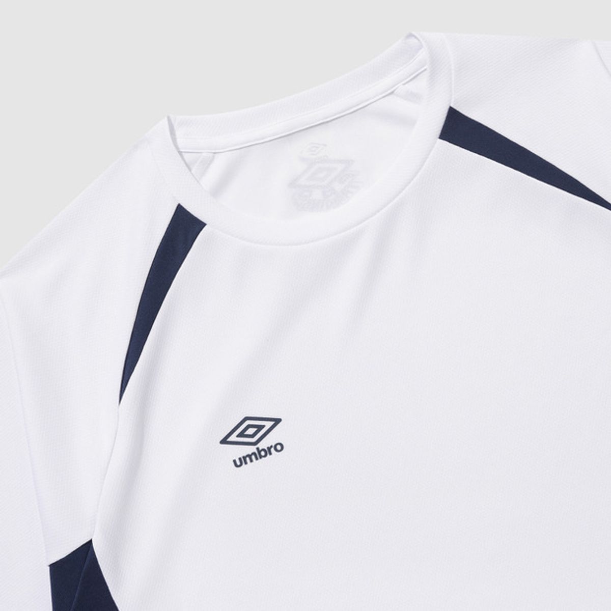 엄브로(UMBRO) PTR 필드트레이닝 메쉬 풋볼 반팔 티셔츠 화이트(UQ221SRS51)
