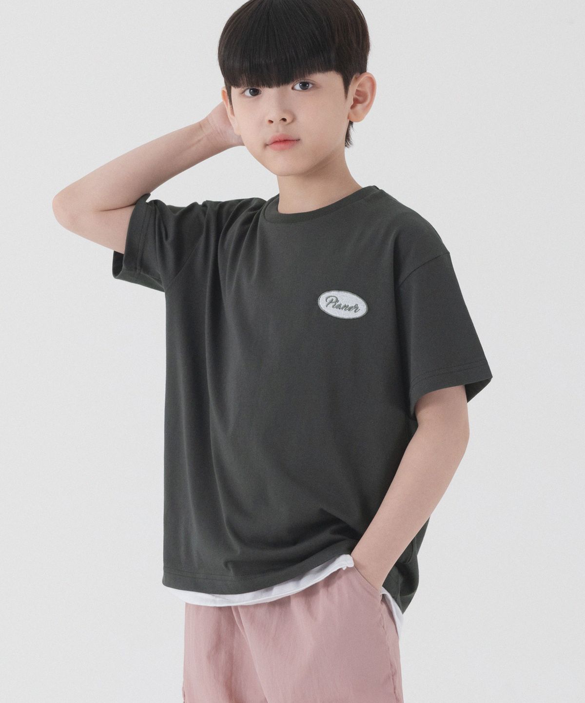 피아네르 키즈(PIANER KIDS) 쿨 레터링 자수 오버핏 반팔 (차콜)