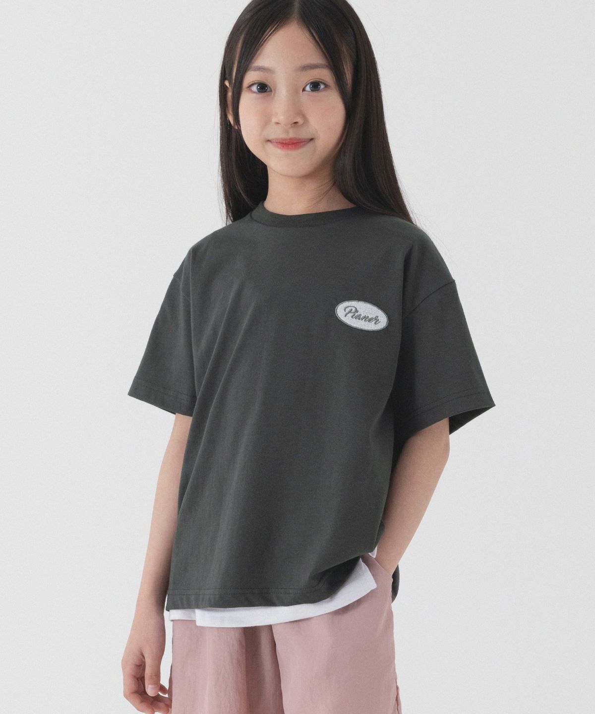 피아네르 키즈(PIANER KIDS) 쿨 레터링 자수 오버핏 반팔 (차콜)