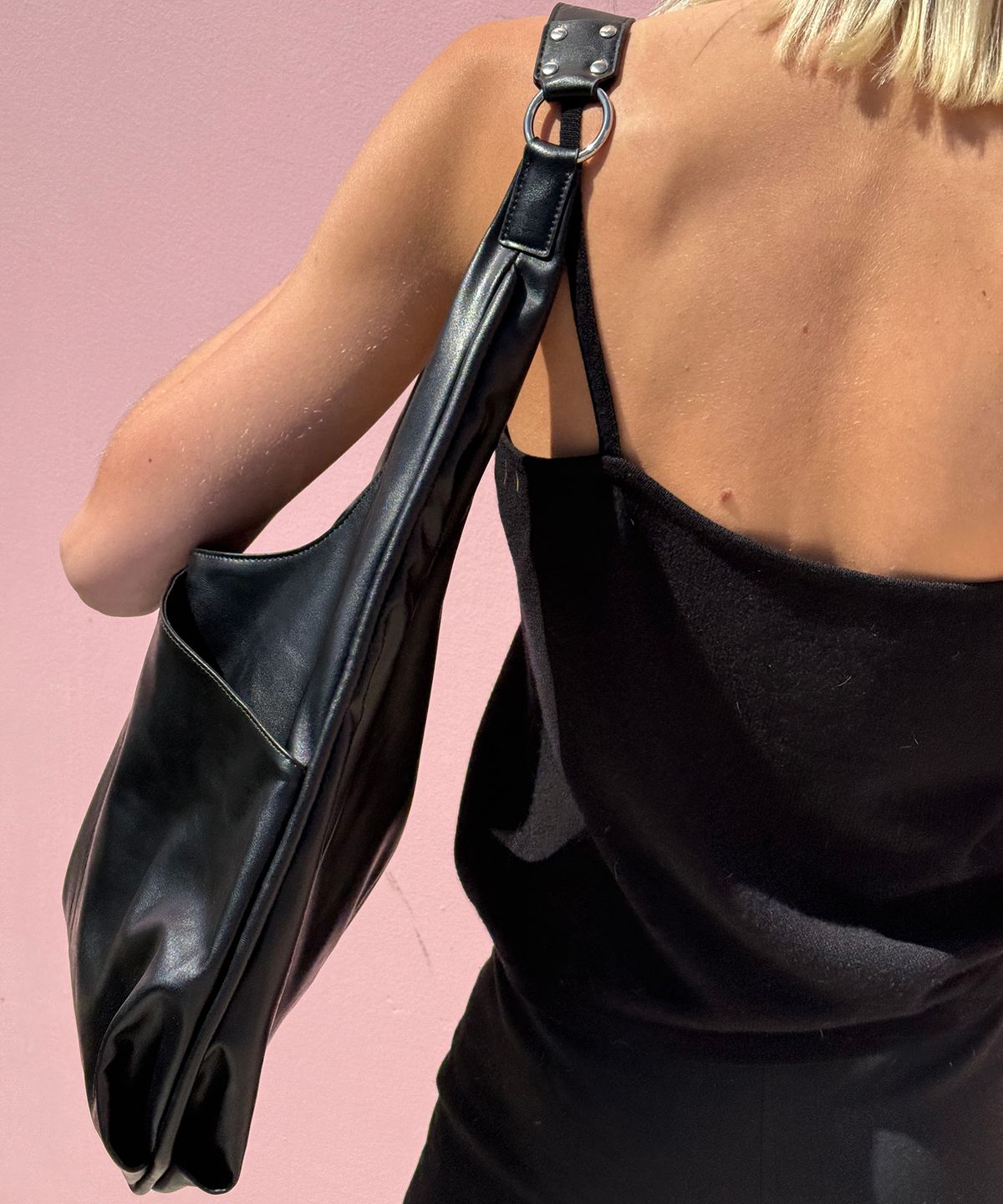 여밈(YEOMIM) medium slash hobo bag (black)