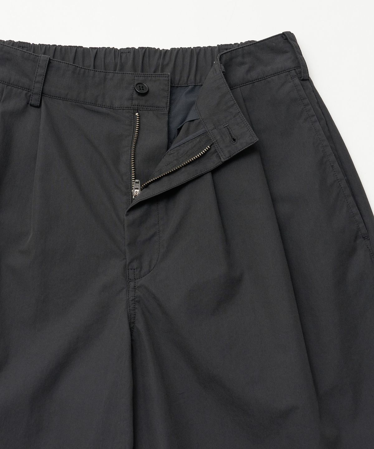 르티그레(LE TIGRE) Two Tuck Banded Shorts (Almost Black)