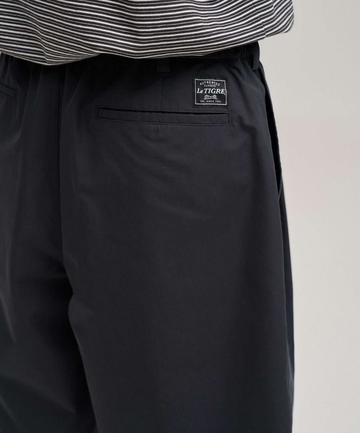 르티그레(LE TIGRE) Two Tuck Banded Shorts (Almost Black)
