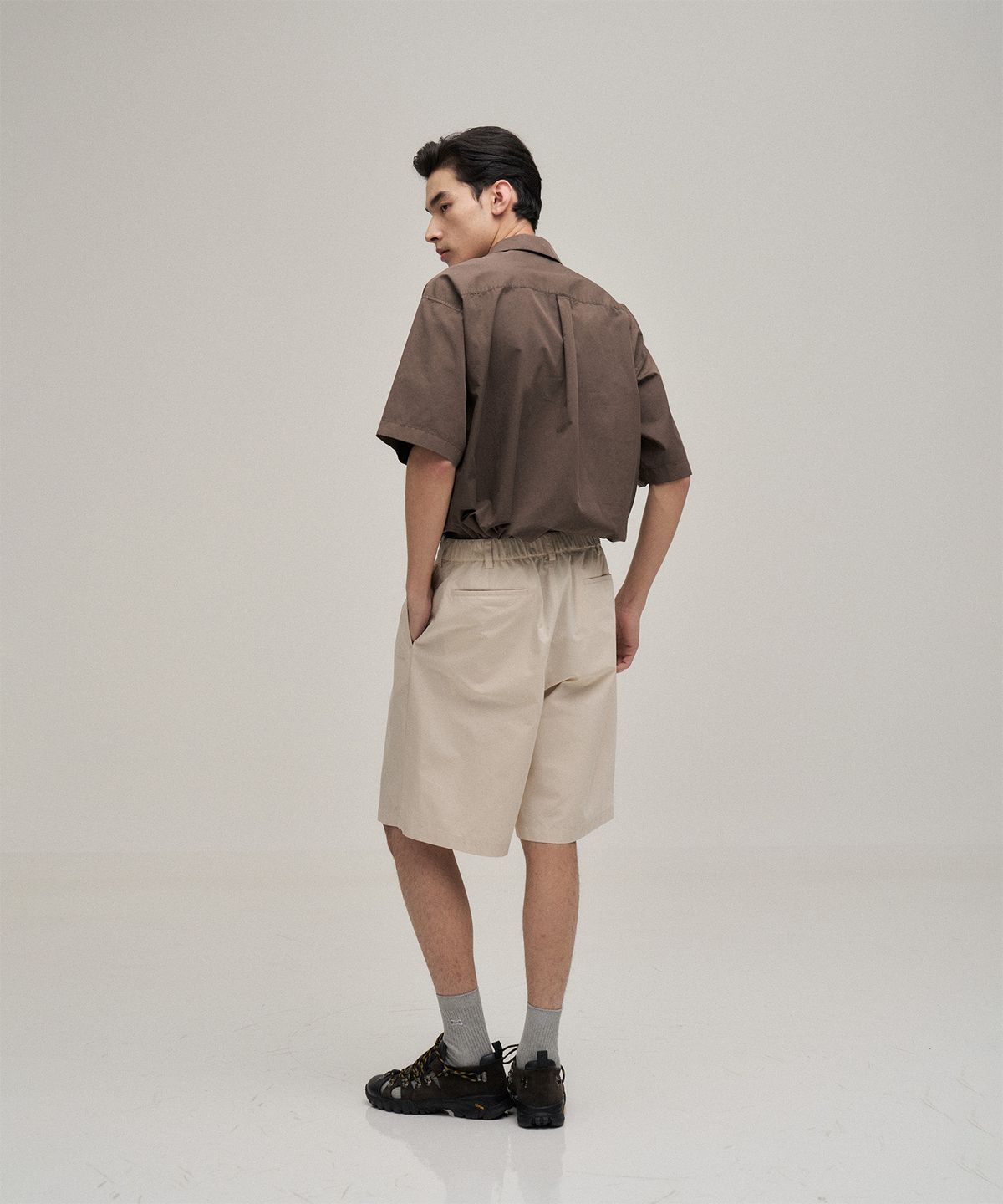 르티그레(LE TIGRE) Two Tuck Banded Shorts (Almond Milk)