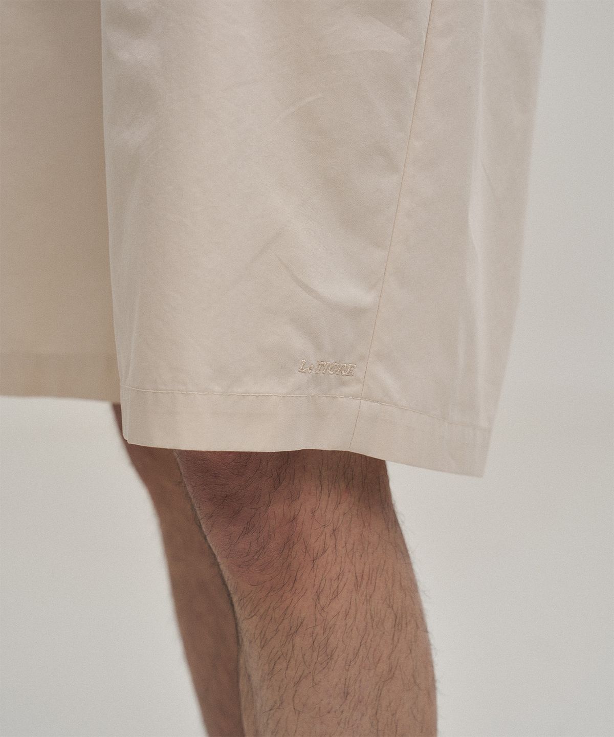 르티그레(LE TIGRE) Two Tuck Banded Shorts (Almond Milk)