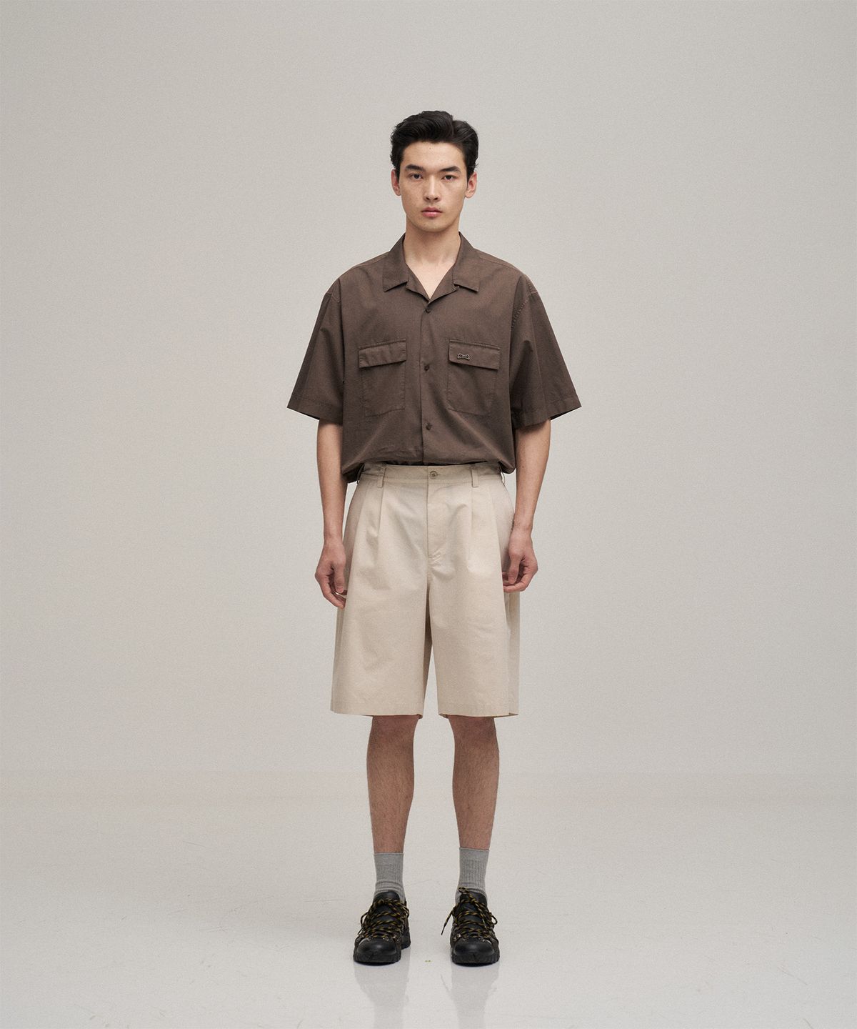 르티그레(LE TIGRE) Two Tuck Banded Shorts (Almond Milk)