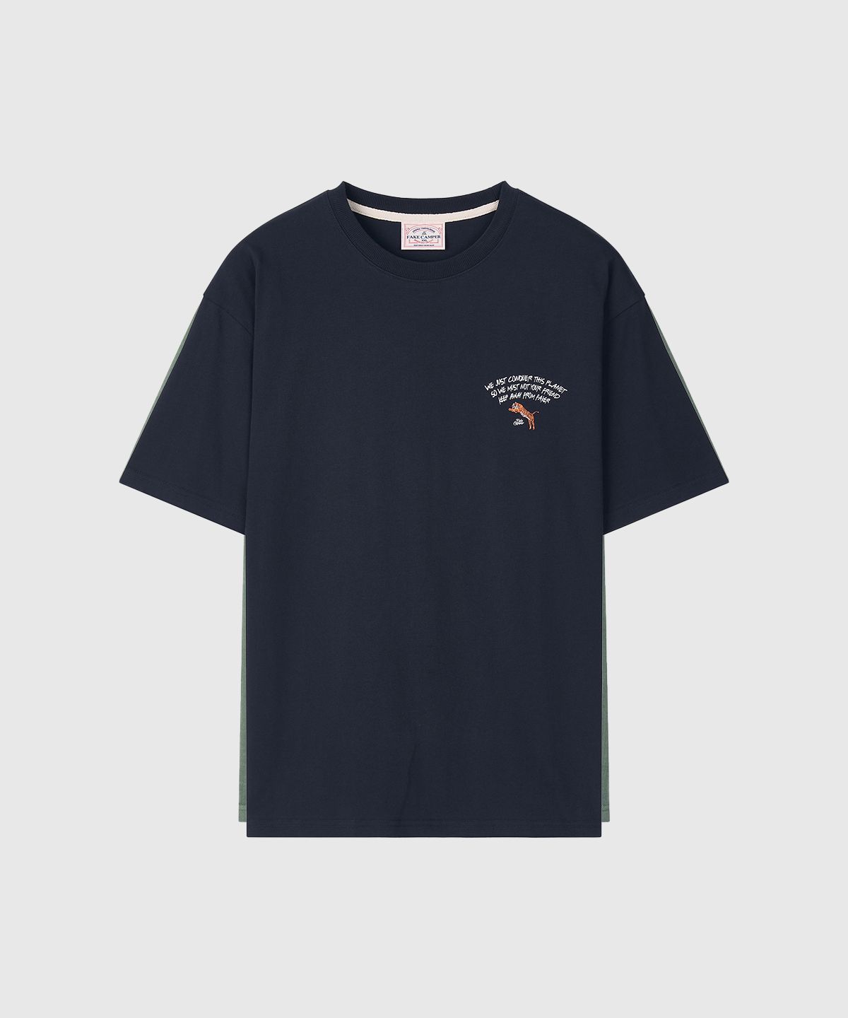 페이크캠퍼(FAKE CAMPER) 아치 스크립트 레터링 반팔 티셔츠 [NAVY]
