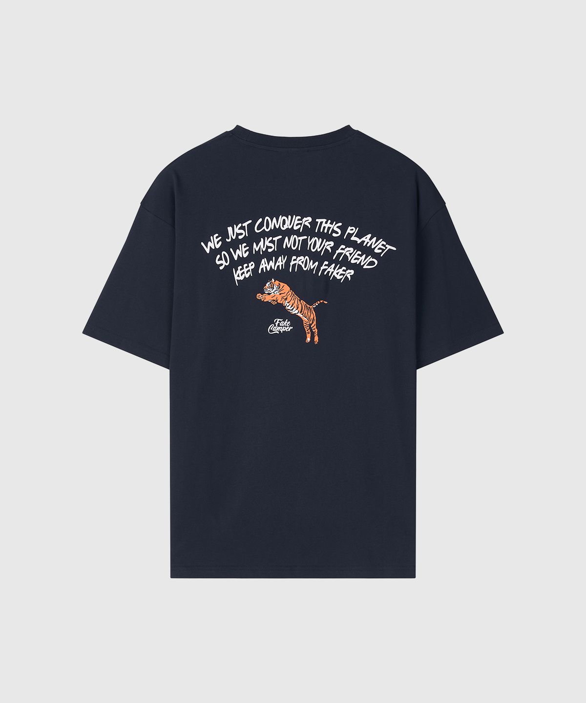페이크캠퍼(FAKE CAMPER) 아치 스크립트 레터링 반팔 티셔츠 [NAVY]