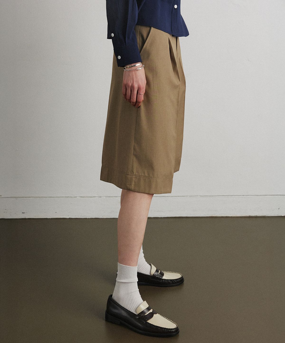 아흐레(AHRE) SCULPT TUCK SHORTS_OLIVE BEIGE