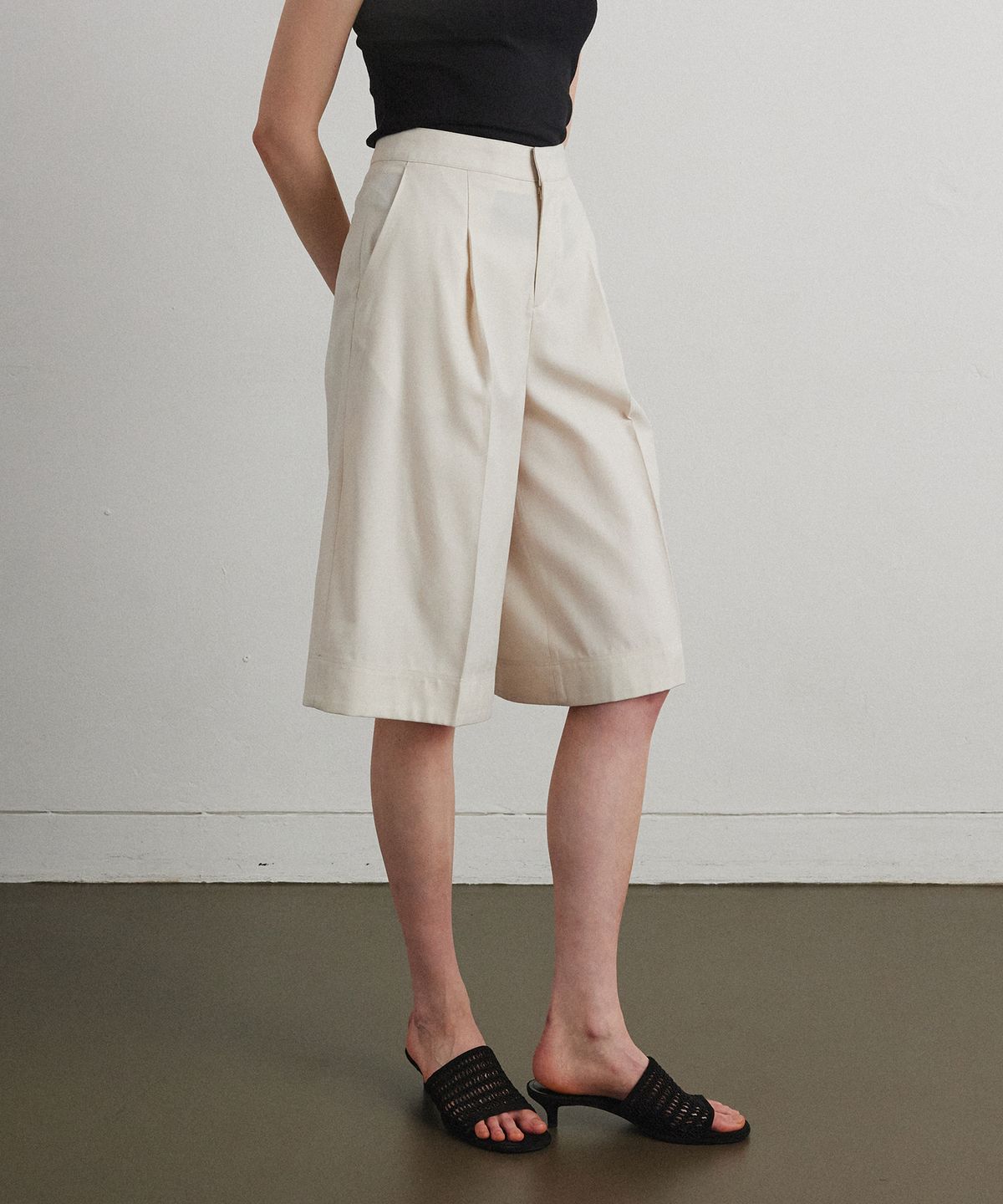 아흐레(AHRE) SCULPT TUCK SHORTS_CREAM