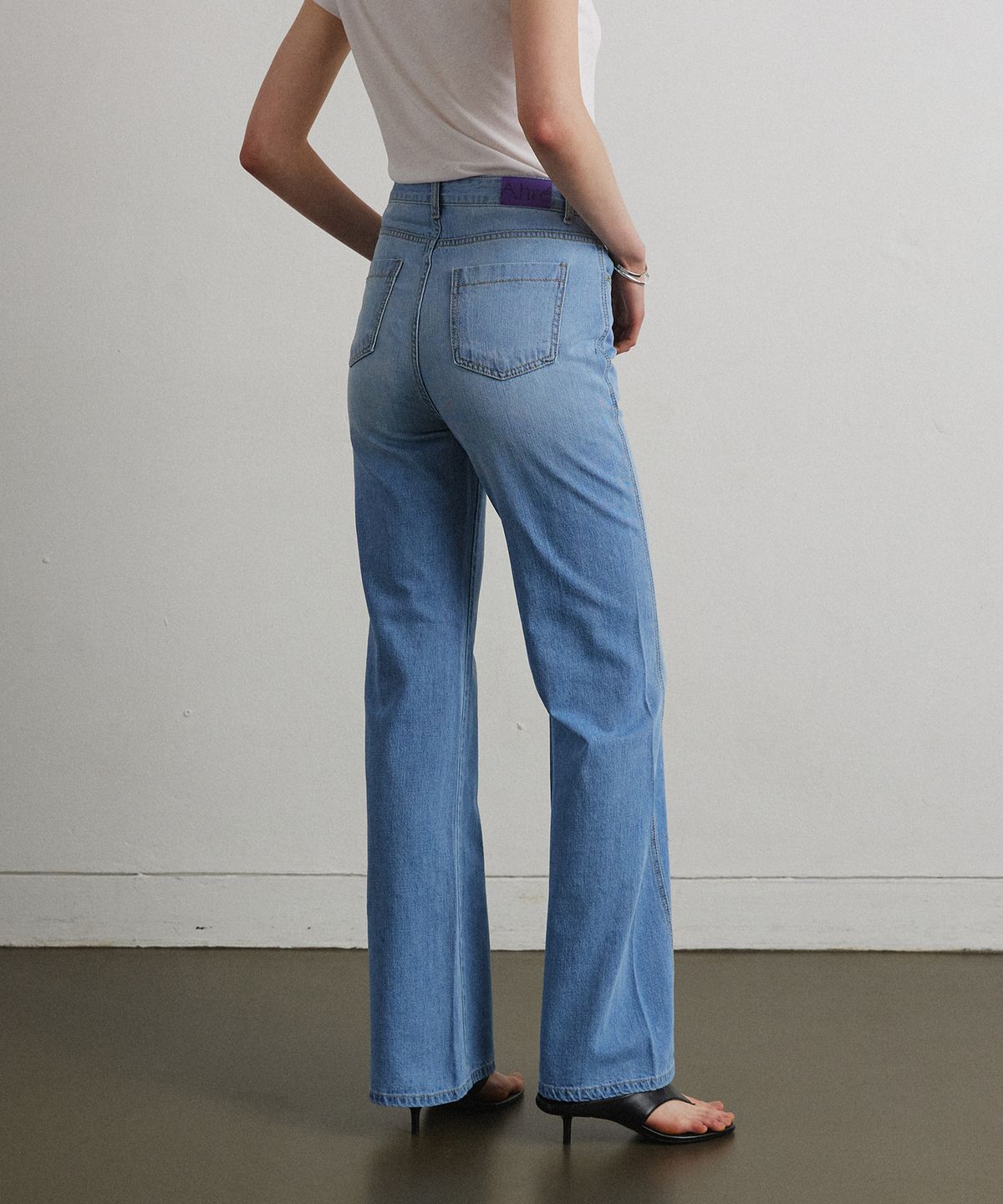 아흐레(AHRE) ESSENTIAL BOOTCUT DENIM PANTS_Light blue
