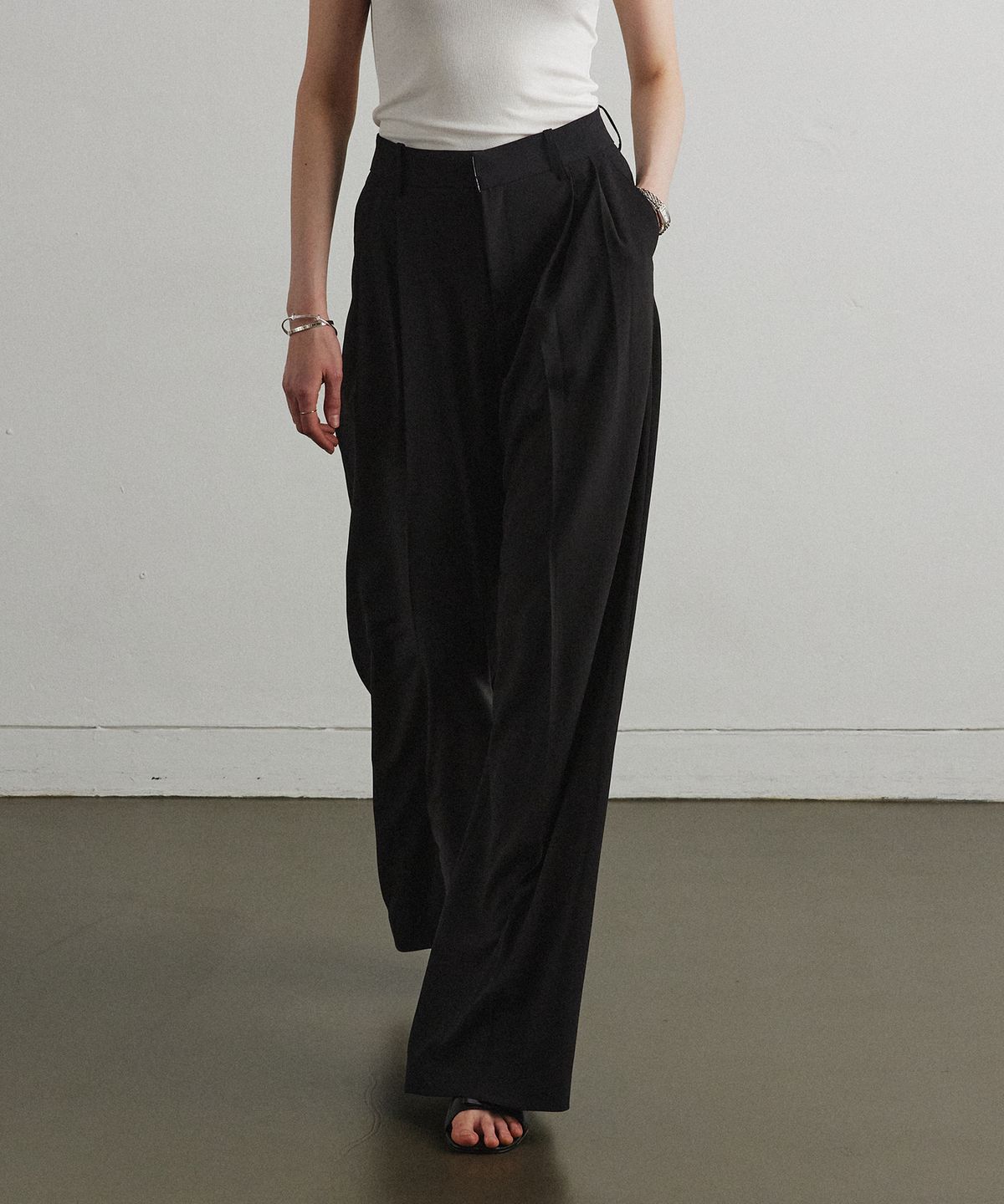 아흐레(AHRE) FLOW TUCK WIDE SLACKS_BLACK