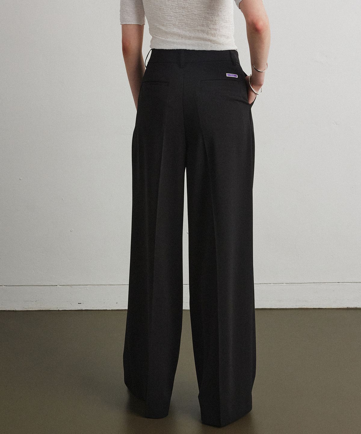 아흐레(AHRE) FLOW TUCK WIDE SLACKS_BLACK