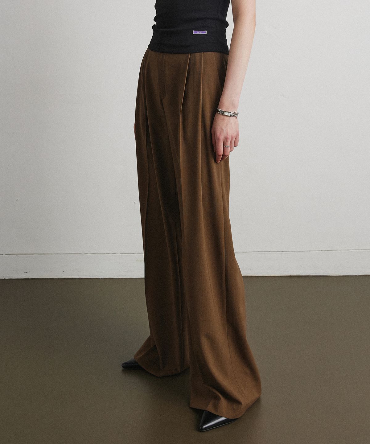 아흐레(AHRE) FLOW TUCK WIDE SLACKS_BROWN