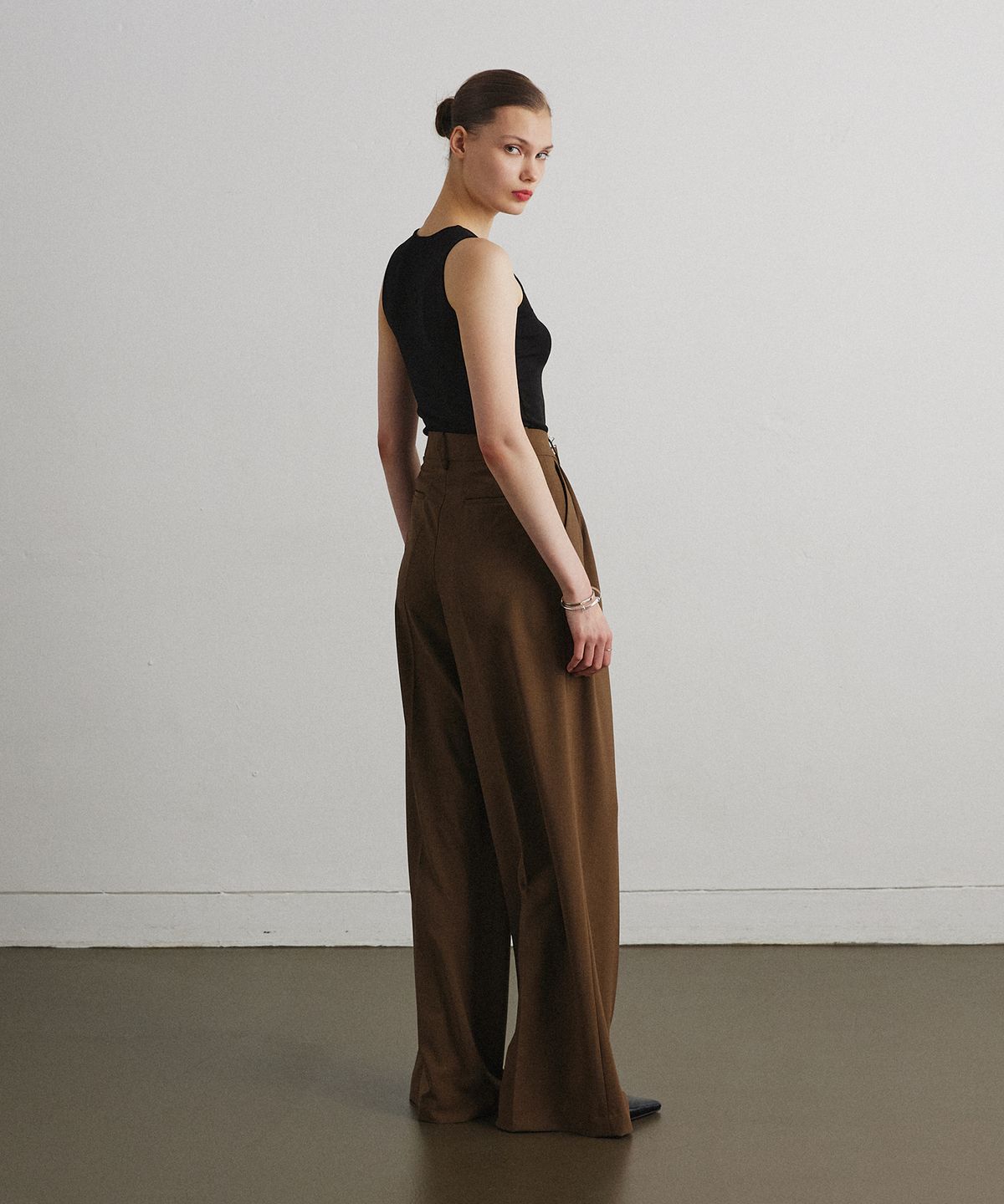 아흐레(AHRE) FLOW TUCK WIDE SLACKS_BROWN