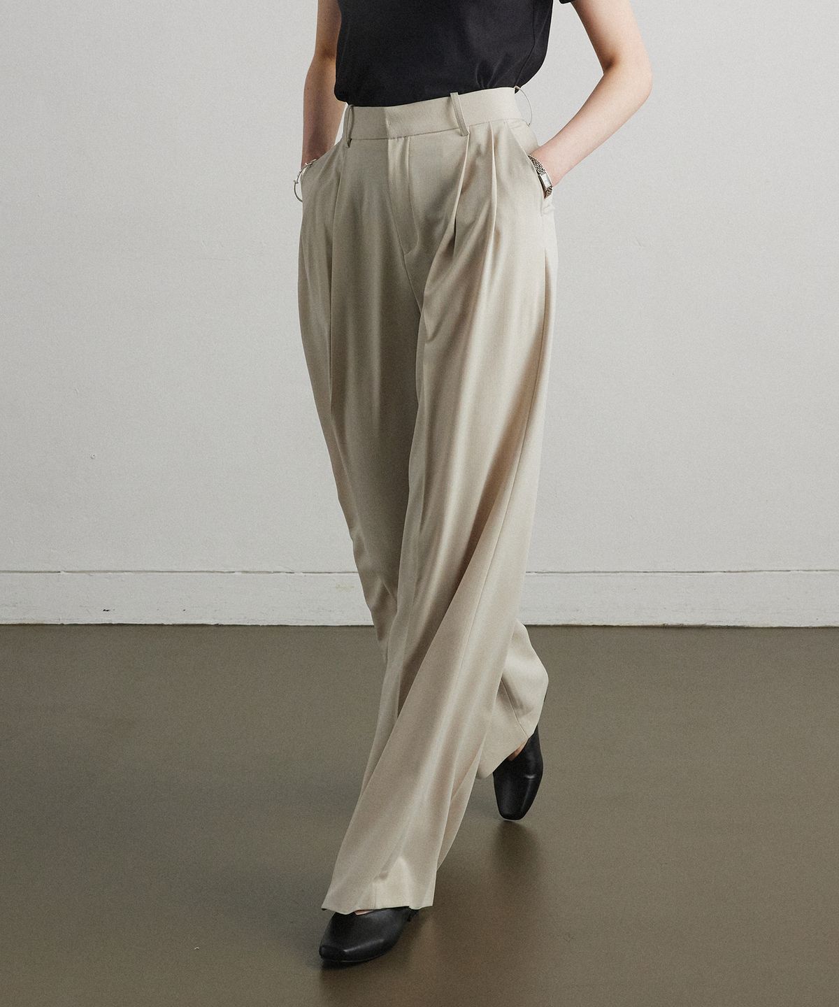 아흐레(AHRE) FLOW TUCK WIDE SLACKS_BEIGE