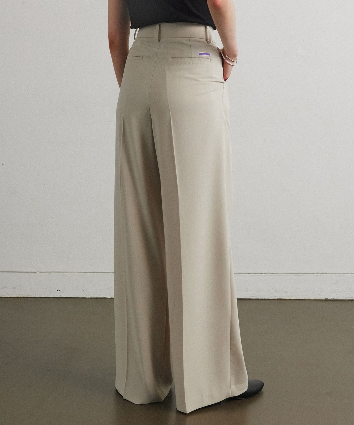 아흐레(AHRE) FLOW TUCK WIDE SLACKS_BEIGE