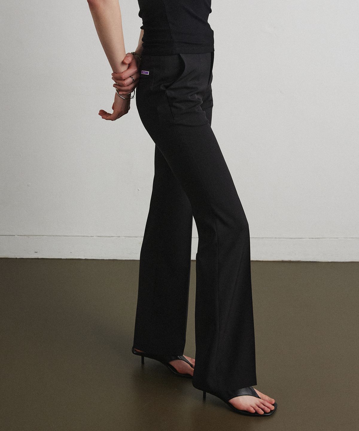 아흐레(AHRE) ESSENTIAL BOOTCUT SLACKS_BLACK