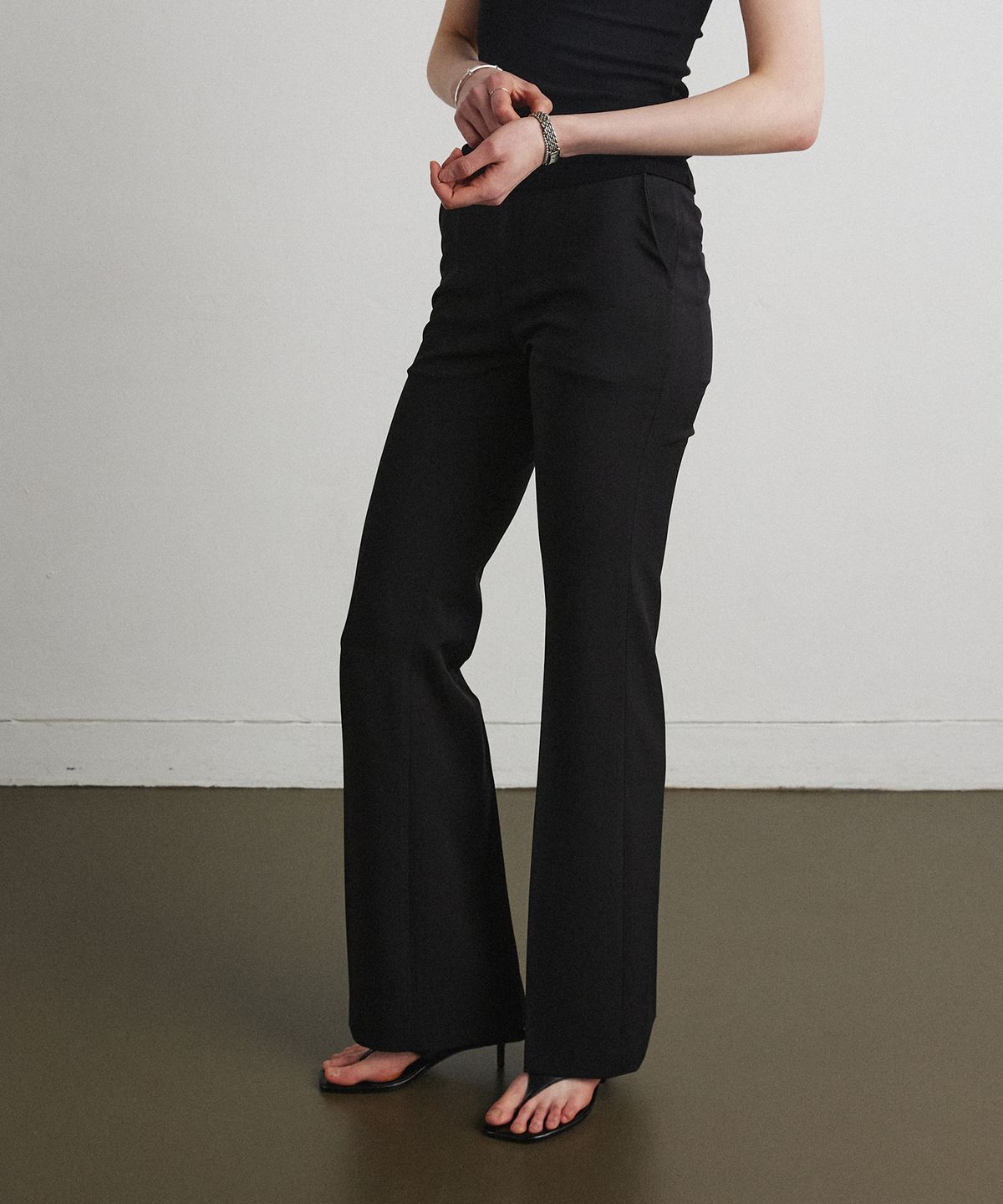 아흐레(AHRE) ESSENTIAL BOOTCUT SLACKS_BLACK