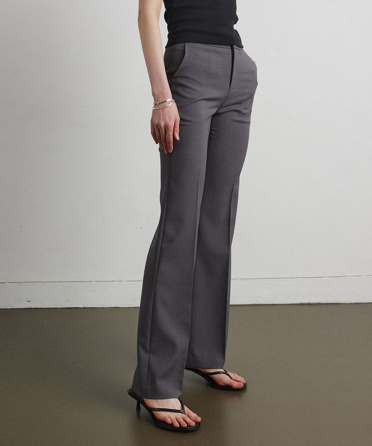 아흐레(AHRE) ESSENTIAL BOOTCUT SLACKS_DARK GREY