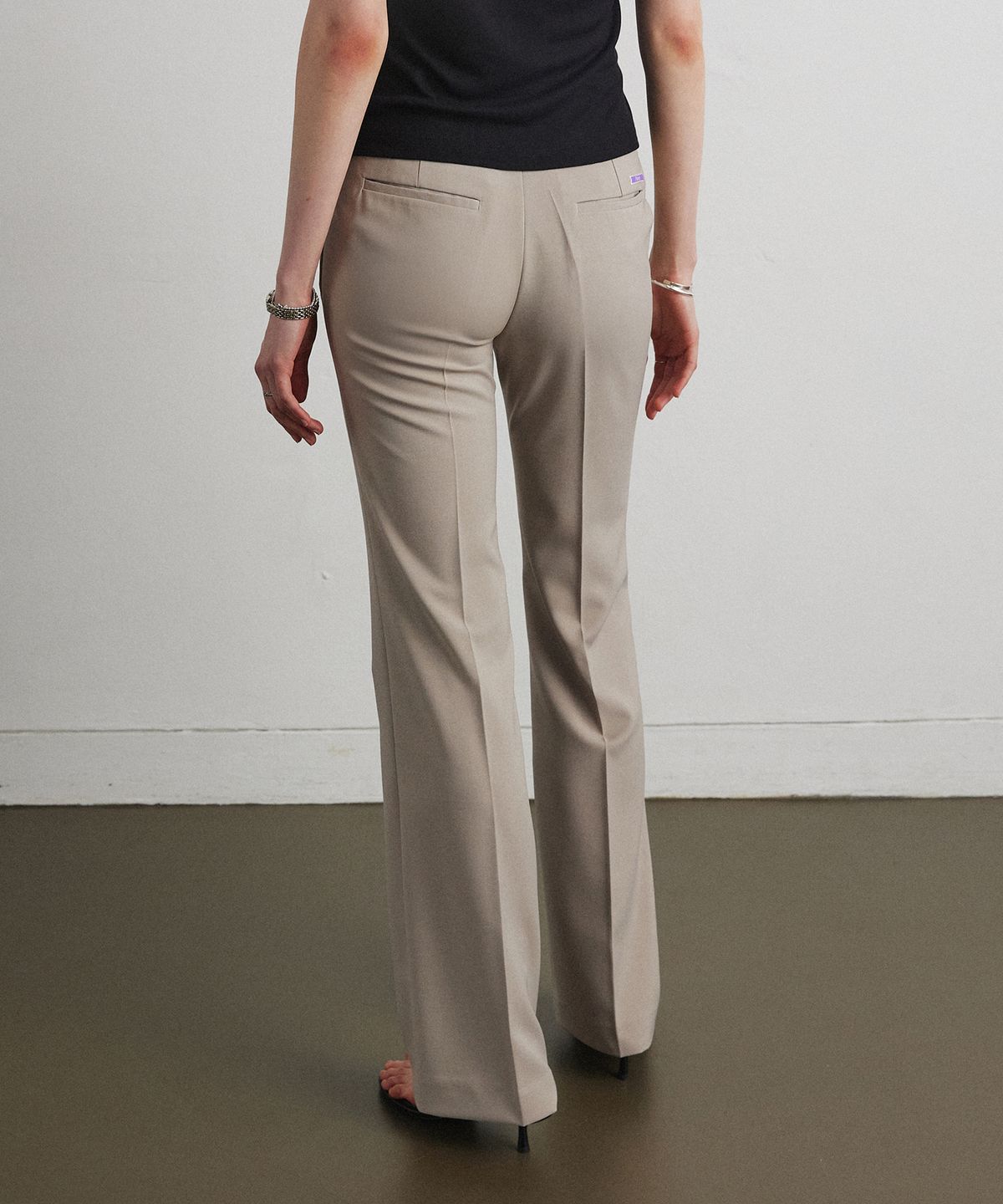 아흐레(AHRE) ESSENTIAL BOOTCUT SLACKS_BEIGE