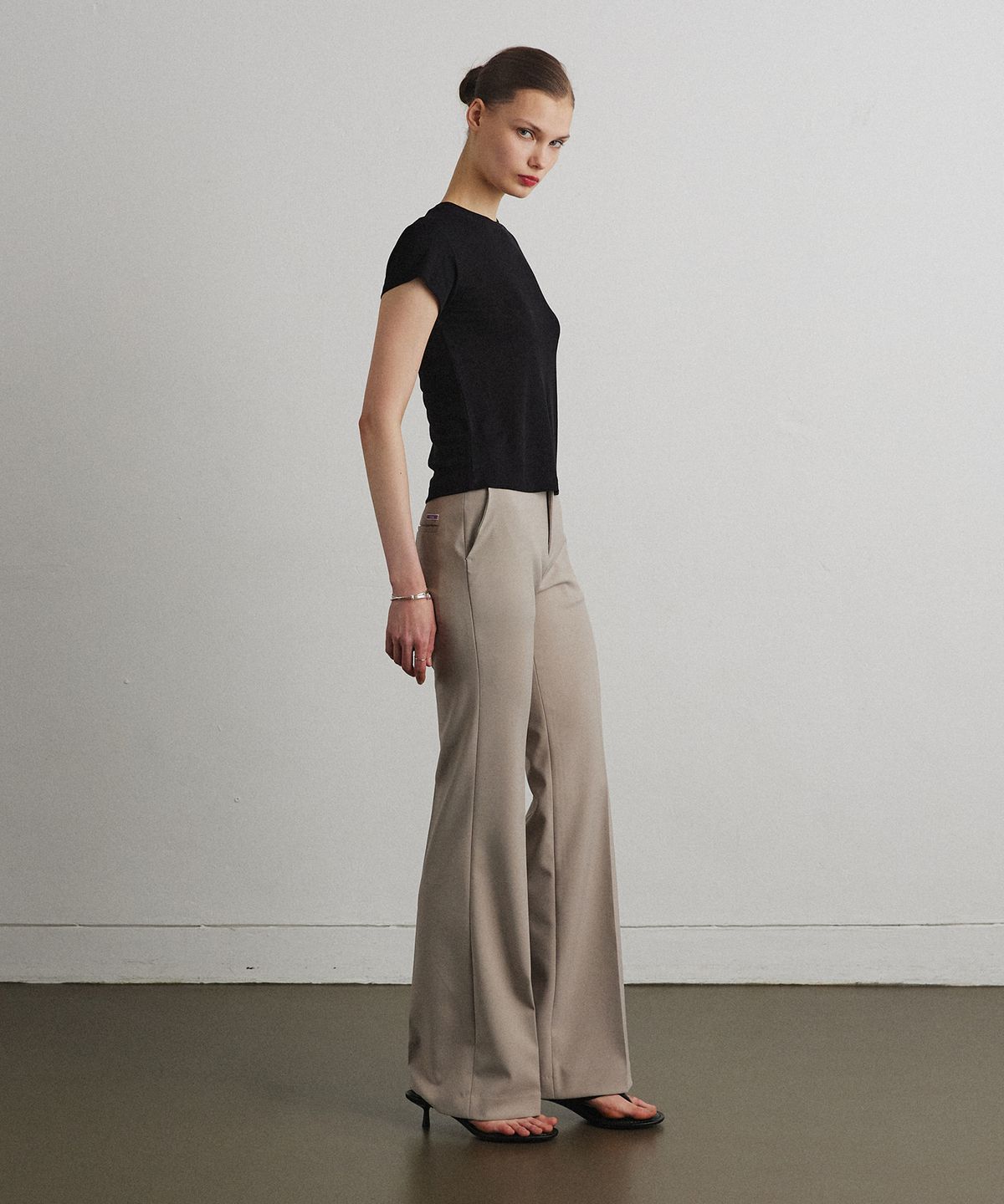 아흐레(AHRE) ESSENTIAL BOOTCUT SLACKS_BEIGE