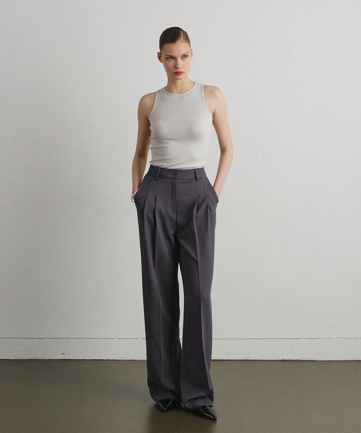 아흐레(AHRE) PLEAT BALANCE SLACKS_DARK GREY