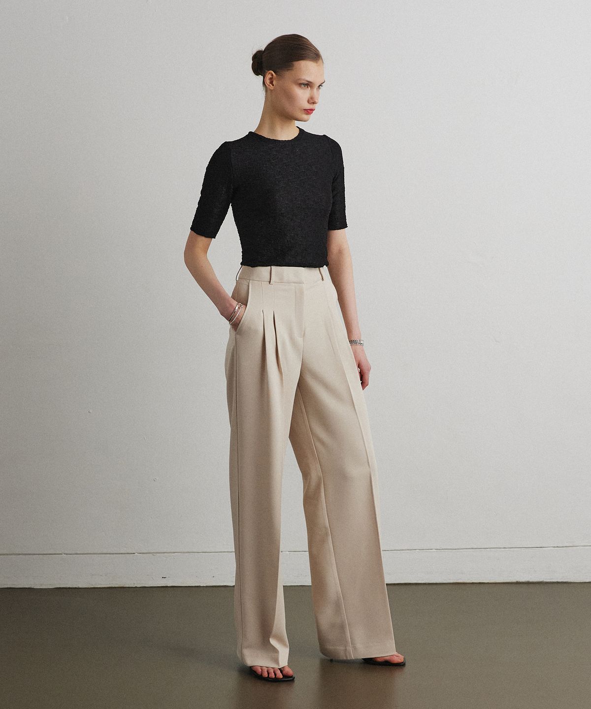 아흐레(AHRE) PLEAT BALANCE SLACKS_BEIGE