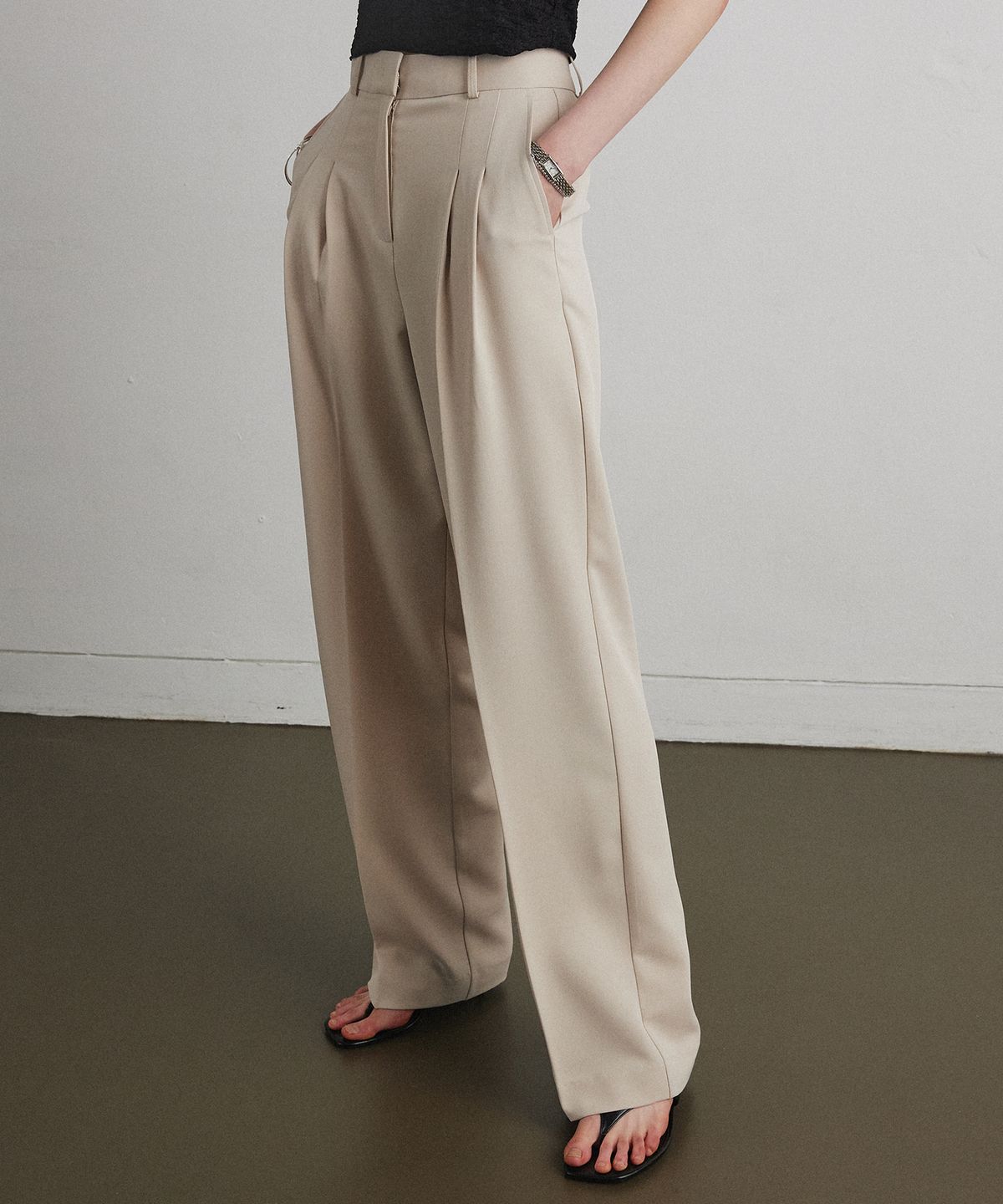 아흐레(AHRE) PLEAT BALANCE SLACKS_BEIGE