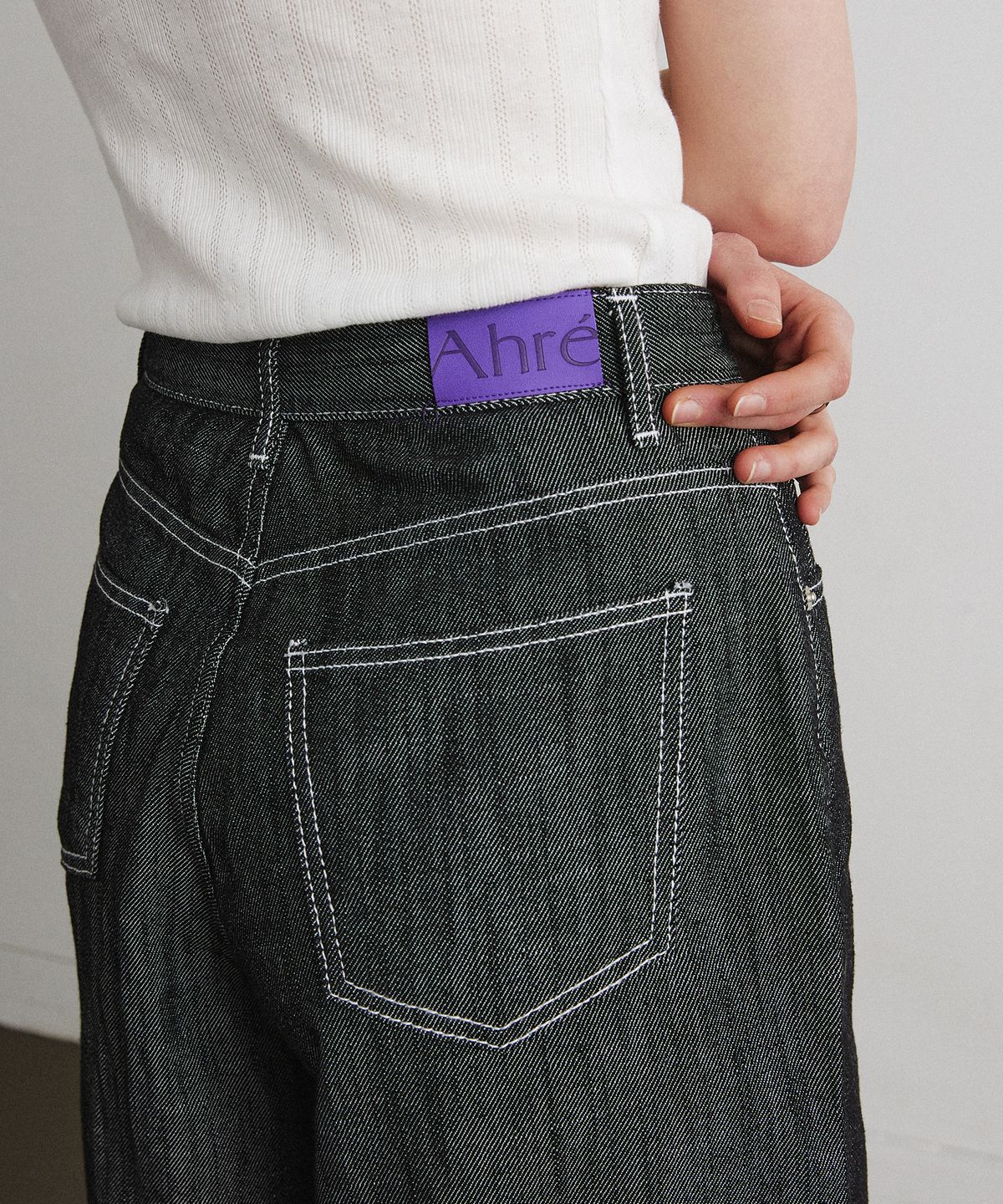 아흐레(AHRE) DISTRESSED BERMUDA DENIM PANTS_BLACK