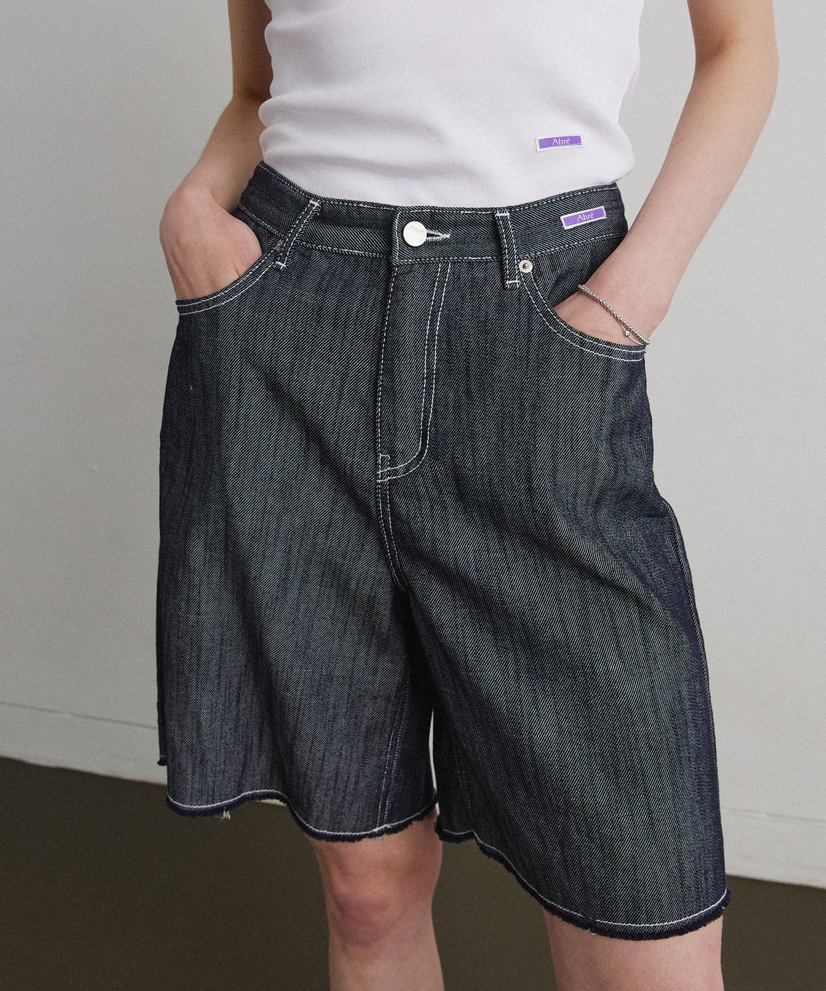 아흐레(AHRE) DISTRESSED BERMUDA DENIM PANTS_BLUE