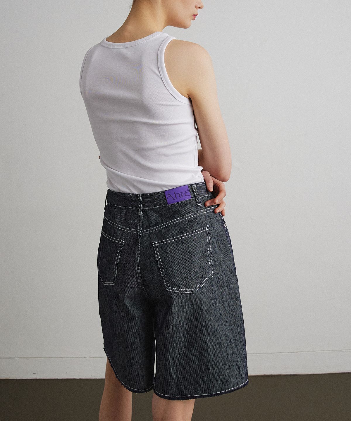 아흐레(AHRE) DISTRESSED BERMUDA DENIM PANTS_BLUE