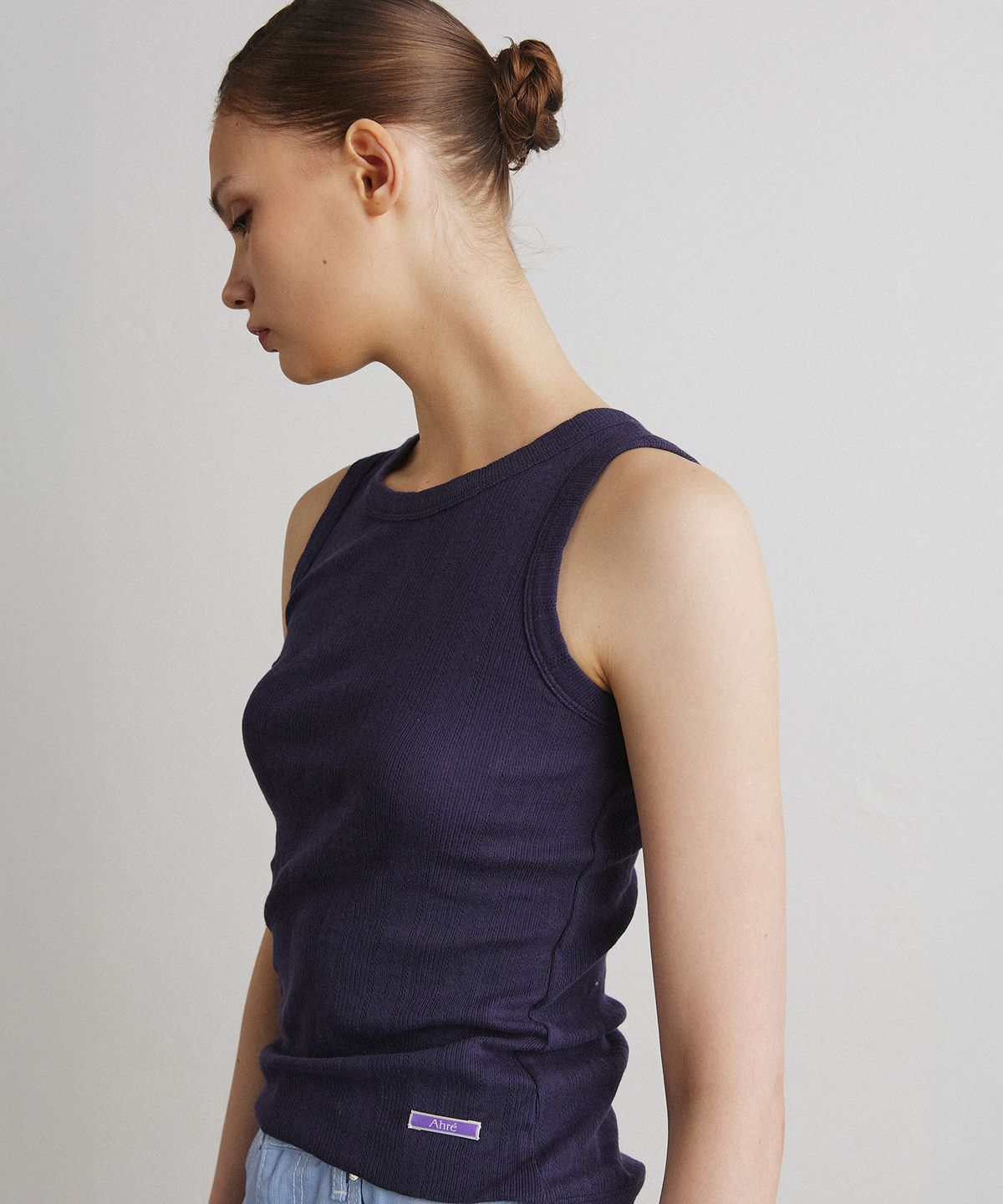 아흐레(AHRE) EYELET COTTON SLEEVELESS_NAVY