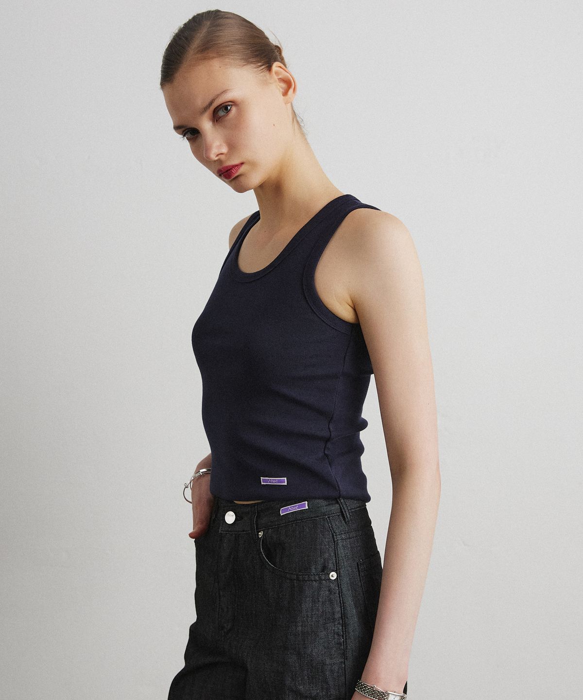 아흐레(AHRE) SCOOP NECK SLEEVELESS_NAVY