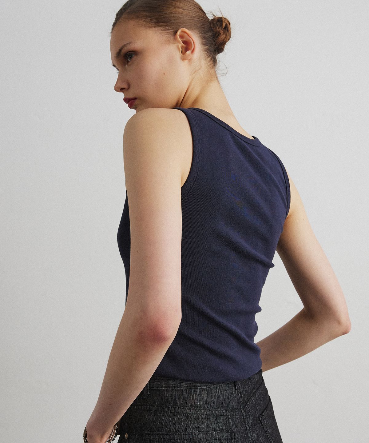 아흐레(AHRE) SCOOP NECK SLEEVELESS_NAVY