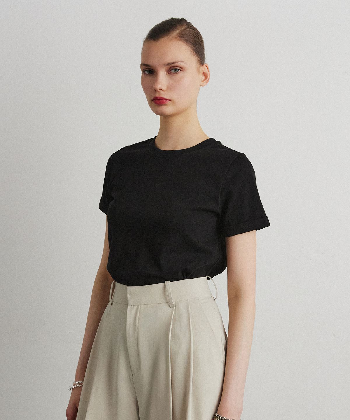 아흐레(AHRE) COTTON ROLL-UP T-SHIRT_BLACK