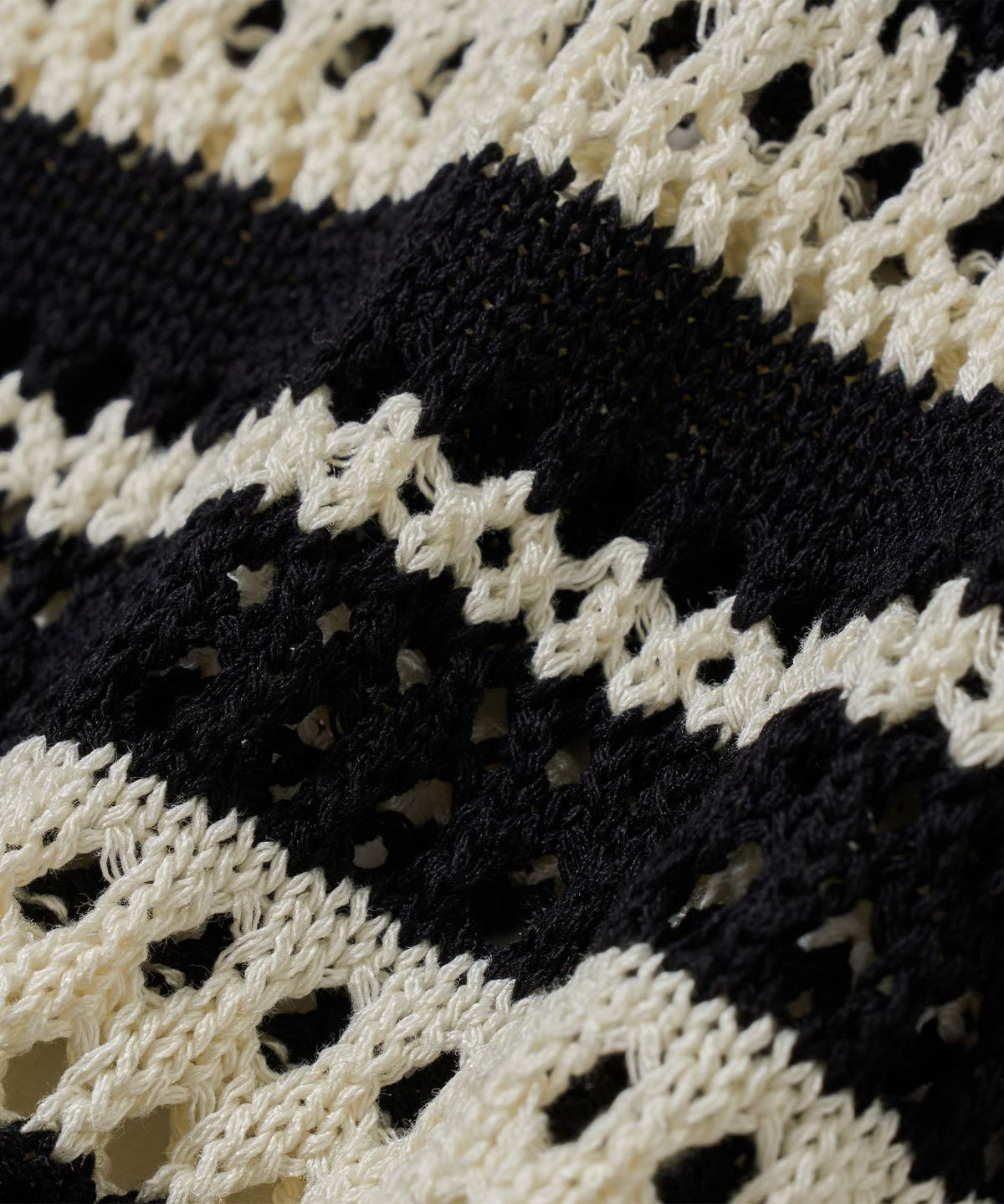 브라운브레스(BROWNBREATH) STRIPE PUNCHING COLLAR KNIT - BLACK