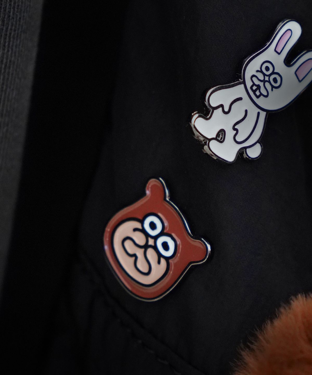 스튜디오 싹스탑(STUDIO SOCKSTOP) OOSS 마늘곰 캐릭터 메탈 뱃지 브라운