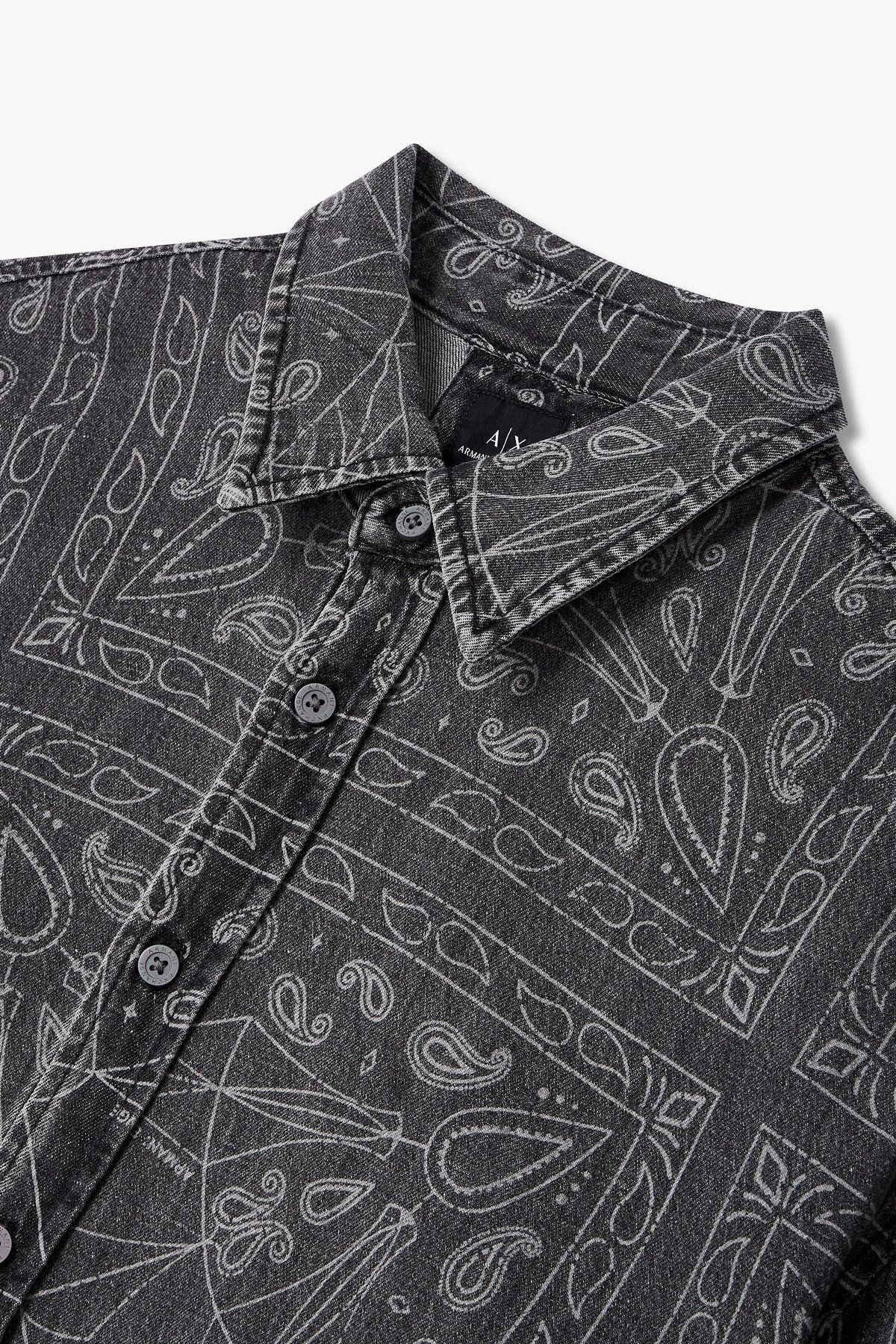 아르마니 익스체인지(ARMANI EXCHANGE) 남성 페이즐리 프린트 데님 셔츠_블랙 A415120012