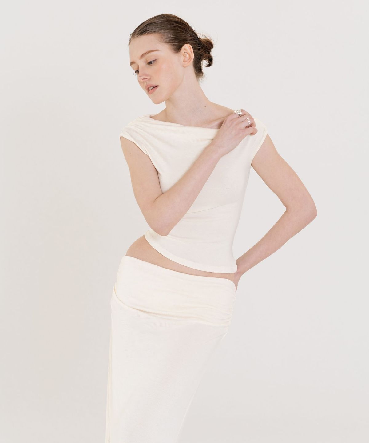 인지액티브(INJIACTIVE) Drape Boat Neck T-Shirt 크림베이지