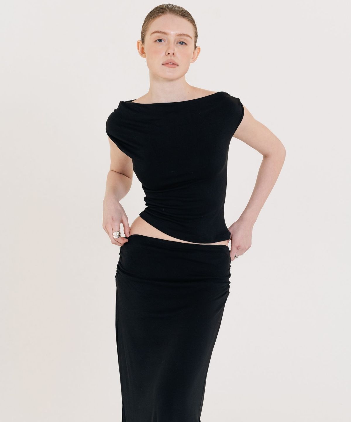 인지액티브(INJIACTIVE) Drape Boat Neck T-Shirt 블랙
