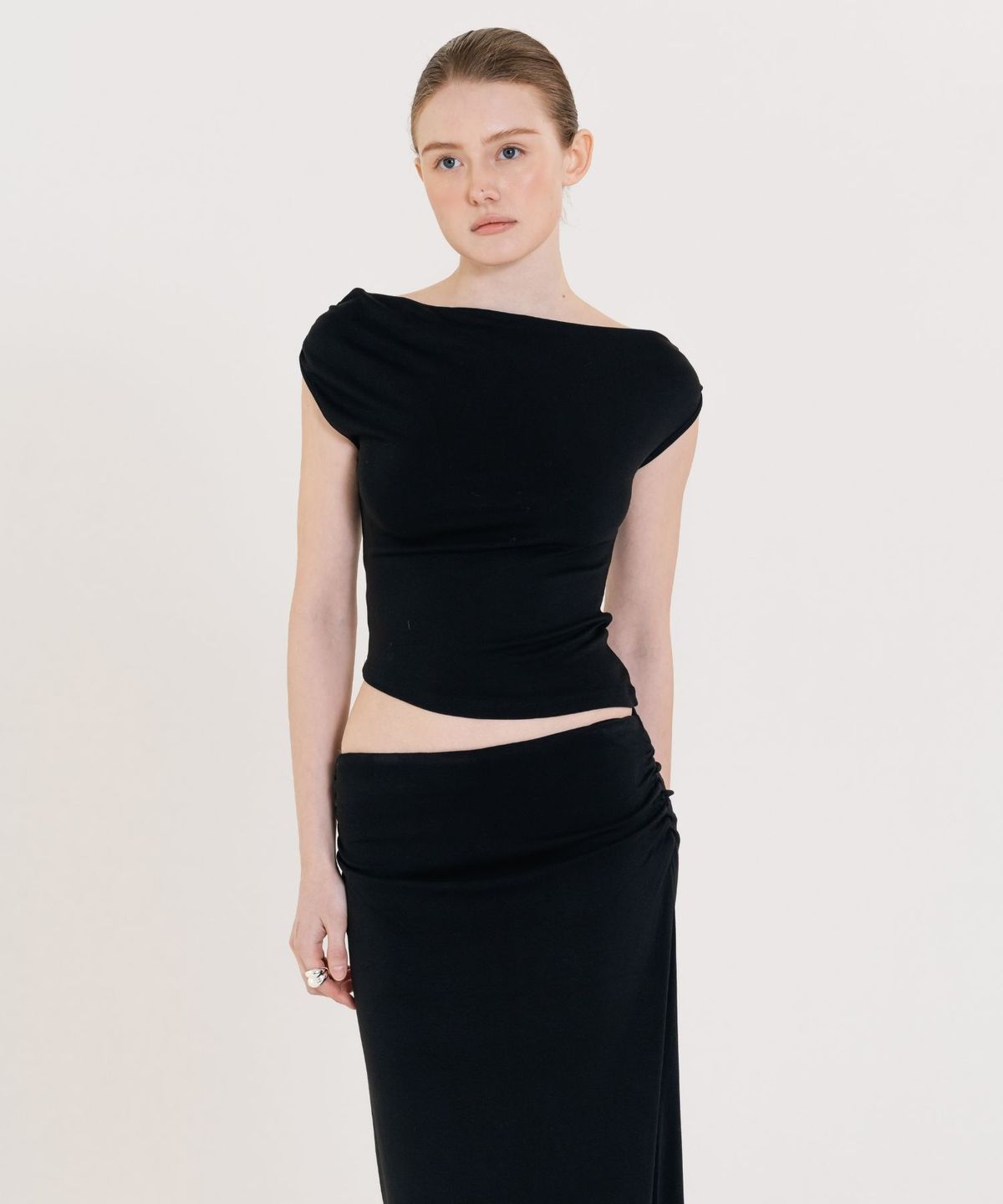 인지액티브(INJIACTIVE) Drape Boat Neck T-Shirt 블랙